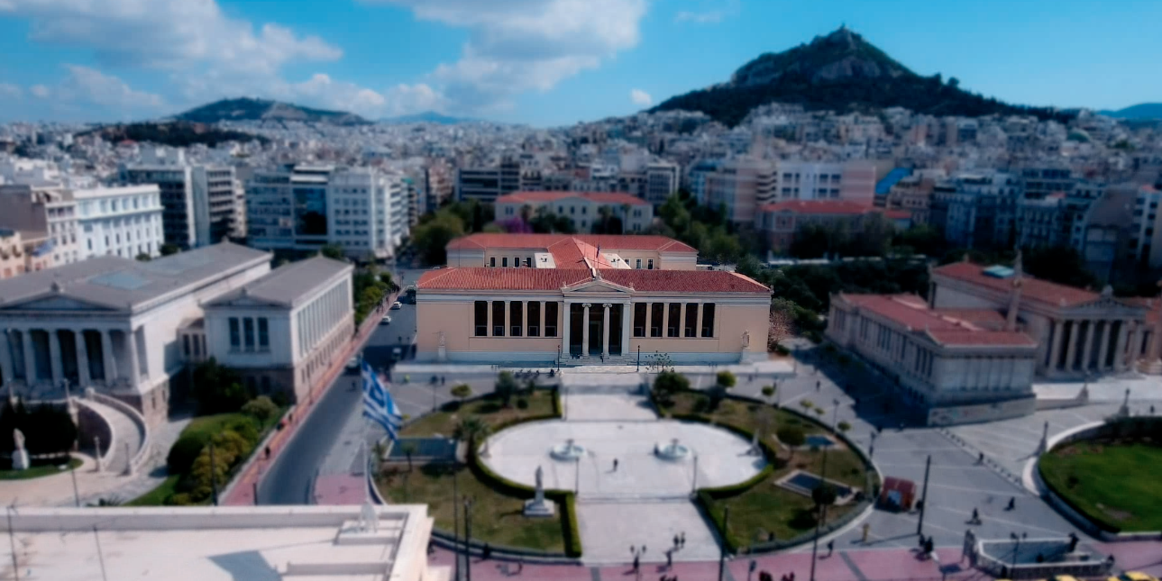 Πανεπιστήμιο Αθηνών ή αλλιώς Προπύλαια. Φωτογραφία: Εθνικό και Καποδιστριακό Πανεπιστήμιο