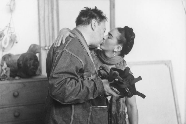 Frida and Diego with Gas Mask, 1939 © Nickolas Muray