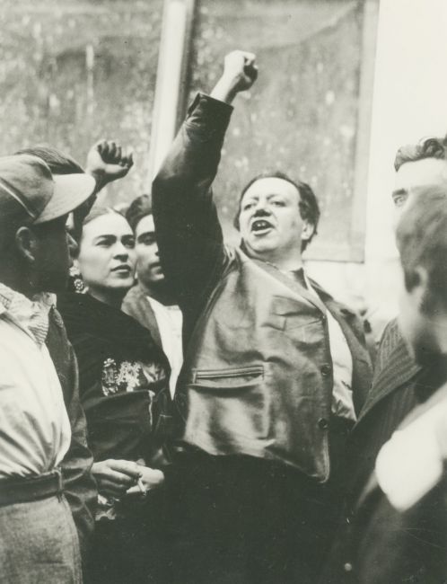 Ο Ριβέρα και η Κάλο σηκώνουν τις γροθιές τους κατά τη διάρκεια μιας αντιφασιστικής διαδήλωσης στην Πόλη του Μεξικού, 1936. © AP Photo