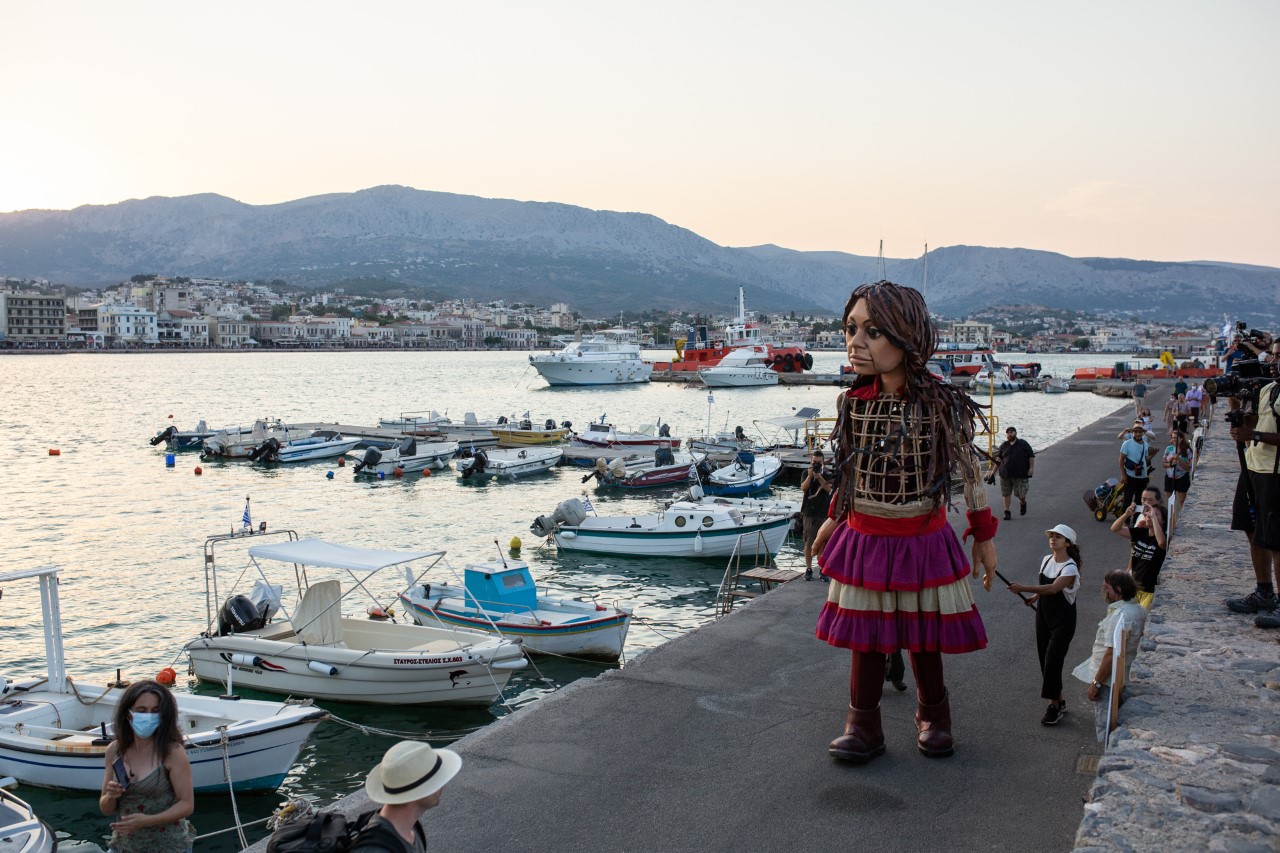 «Το Ταξίδι» με τη μικρή Αμάλ: Η γιγάντια μαριονέτα-σύμβολο των προσφύγων αποχαιρετά την Ελλάδα από το Δημοτικό Θέατρο Πειραιά