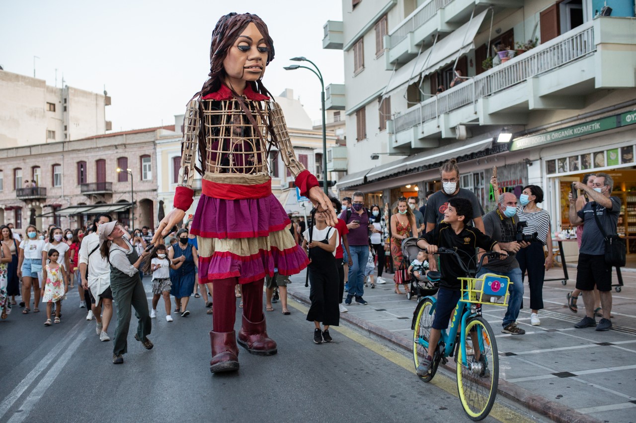 «Το Ταξίδι» με τη μικρή Αμάλ: Η γιγάντια μαριονέτα-σύμβολο των προσφύγων αποχαιρετά την Ελλάδα από το Δημοτικό Θέατρο Πειραιά