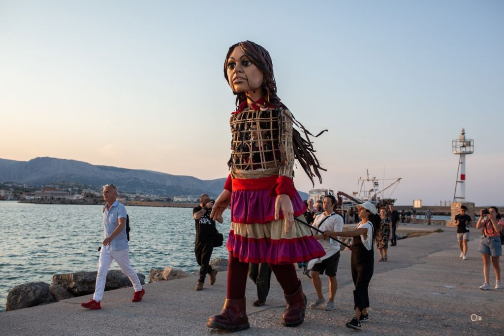 «Το Ταξίδι» με τη μικρή Αμάλ: Η γιγάντια μαριονέτα-σύμβολο των προσφύγων αποχαιρετά την Ελλάδα από το Δημοτικό Θέατρο Πειραιά