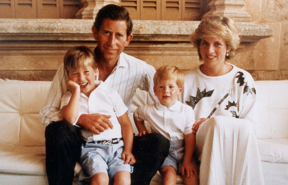 Η πριγκίπισσα Νταϊάνα και ο πρίγκιπας Κάρολος, με τον Ουίλιαμ και τον Χάρι, σε μικρή ηλικία.