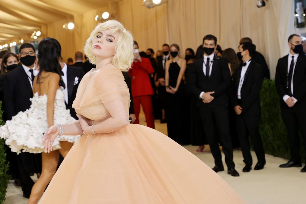 Η Billie Eilish ήταν μία από τους οικοδεσπότες του Met Gala