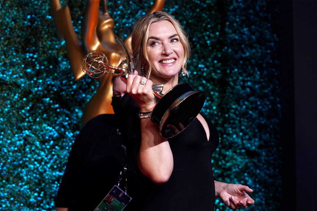 Η Kate Winslet παραλαμβάνει το βραβείο Emmy της, photo credits: Chris Pizzello/Invision/AP/Shutterstock