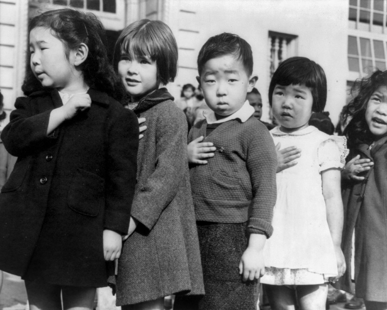 Παιδιά στο στρατόπεδο εγκλεισμού των Ιαπώνων Αμερικανών, Ντοροθέα Λανγκ, 1942. Photo Credits: Wikimedia Commons