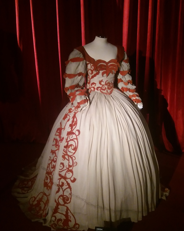 Το κουστούμι που φορούσε η ηθοποιός Άννα Συνοδινού ως Δυσδαιμόνα, στην παράσταση Οθέλλος του Ουίλιαμ Σαίξπηρ.