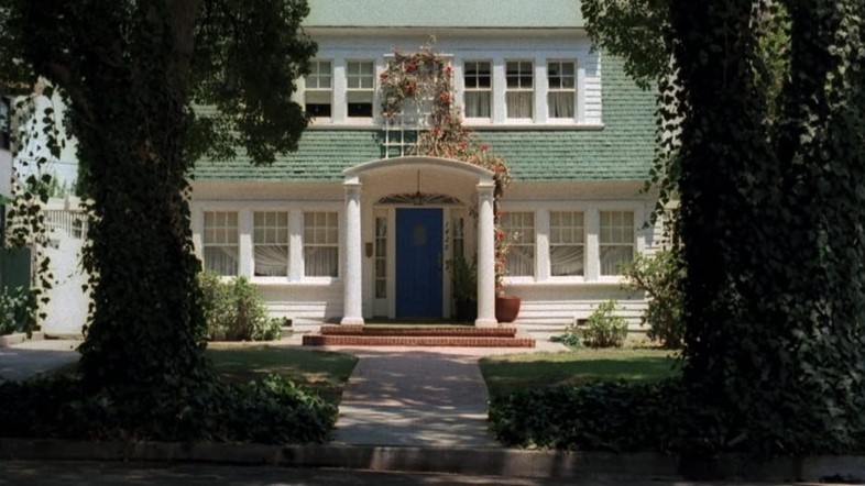 Η εμβληματική πρόσοψη του σπιτιού από την ταινία Ο Εφιάλτης στο Δρόμο με τις Λεύκες. Photo Credits: IMDb