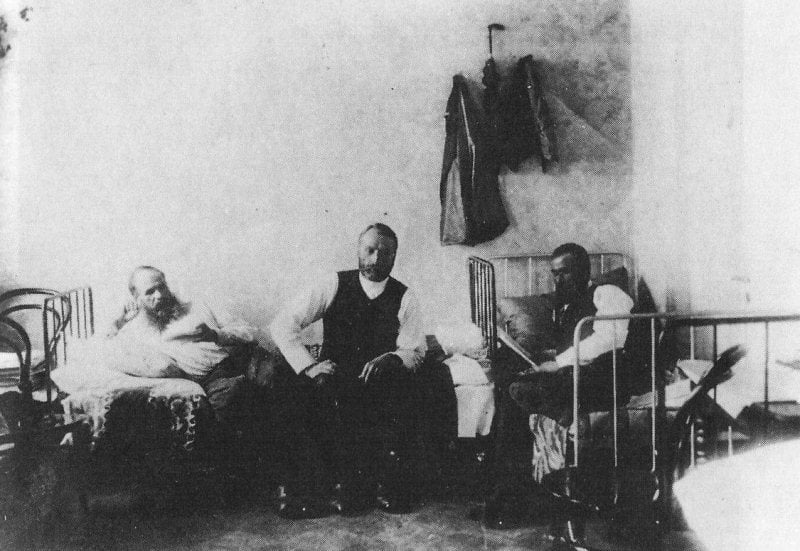 Ο Φιόντορ Ντοστογιέφσκι (αριστερά) στο φυλάκιο όπου βρισκόταν κρατούμενος το 1854.