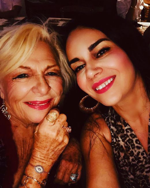 Η Renee Taylor, πρωταγωνίστρια της ταινίας και μητέρα του σκηνοθέτη Gabriel Bologna, με τη Ζωή Τηγανούρια