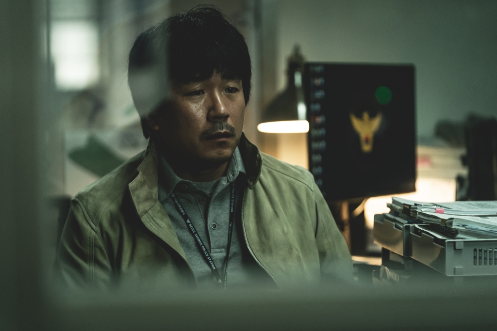 Ο Yang Ik-June ως Jin Kyeong-hoon, ένας ντετέκτιβ που έχει χάσει την όρεξη του για τα πάντα, μετά τον χαμό της γυναίκας του. Photo Credits: Netflix