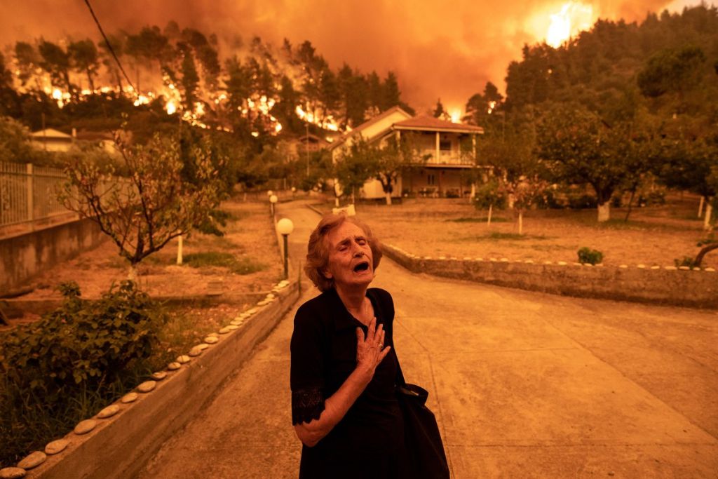 Το συγκλονιστικό στιγμιότυπο από την πυρκαγιά στην Εύβοια φιγουράρει στο περιοδικό TIME. Φωτογραφία: Κωνσταντίνος Τσακαλίδης