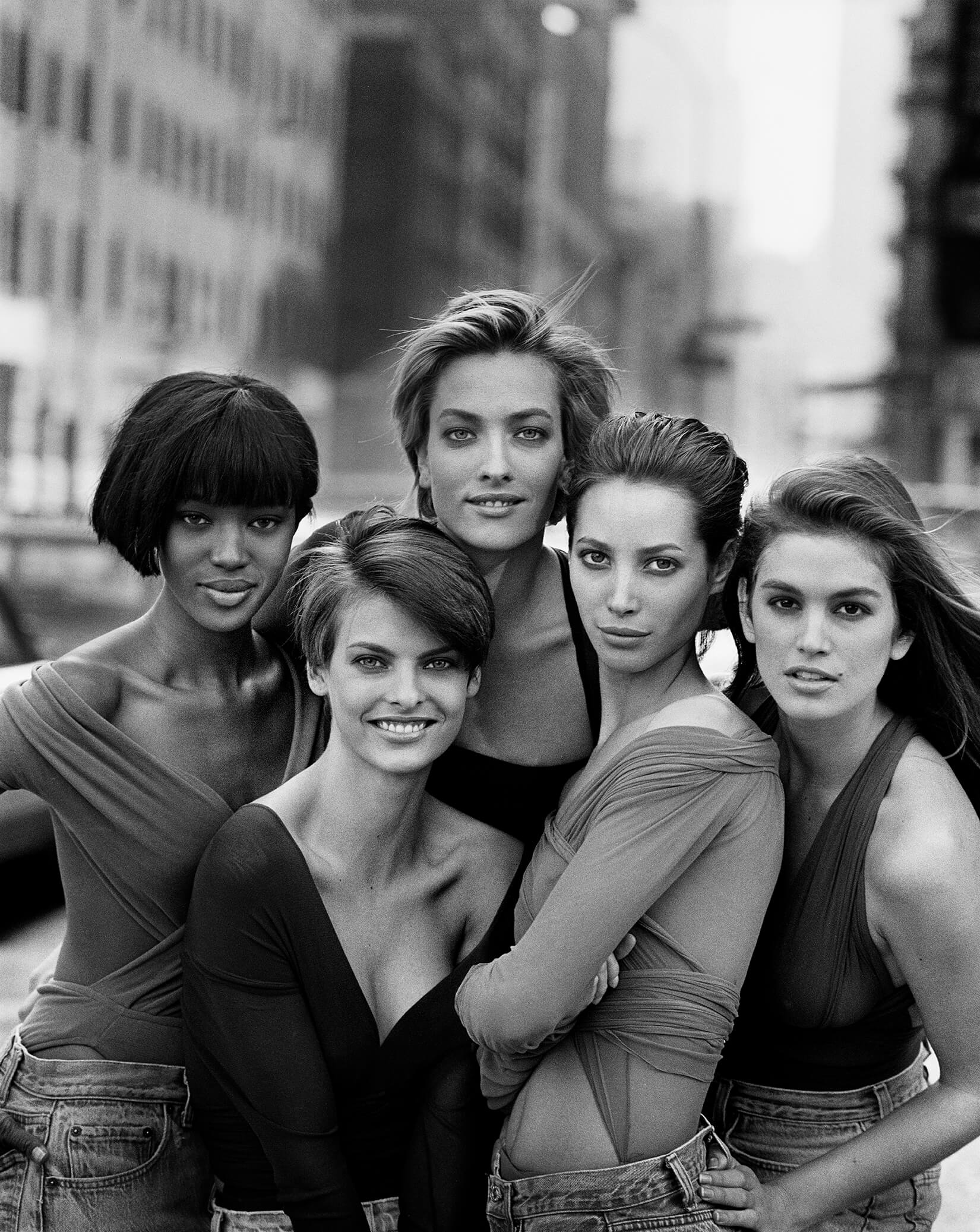 Το 1989, η βρετανική Vogue, αναθέτει στον φωτογράφο να παρουσιάσει το όραμα του για την νέα δεκαετία. Ο Λίντμπεργκ τότε συγκεντρώνει πέντε ανερχόμενα μοντέλα, μεταξύ τους οι Ναόμι Κάμπελ, Σίντι Κρόφορντ και Λίντα Εβαντζελίστα. Photo Credits: Peter Lindbergh