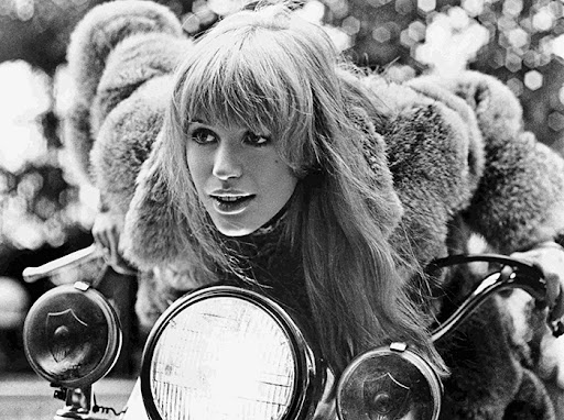Το κορίτσι με τη μοτοσυκλέτα (1968)