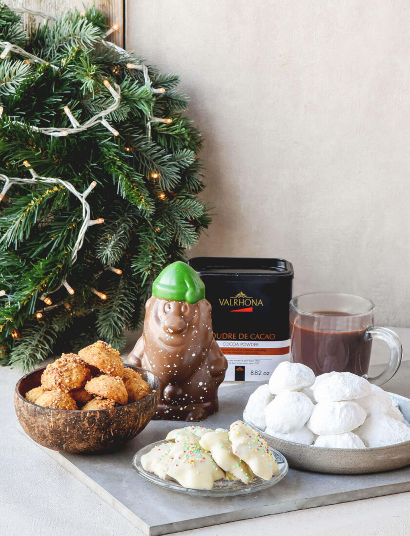 Φωτοραφία από το Christmas Morning Box με κουραμπιέδες, μελομακάρονα, σοκολατένιο Αγ. Βασίλη, σκόνη κακάο και μπισκότα κανέλας με επικάλυψη λευκής σοκολάτας. Μόνο στα Fresh!