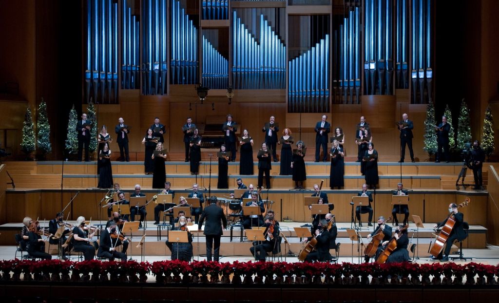 Χριστουγεννιάτικη Συναυλία της Εθνικής Συμφωνικής Ορχήστρας και Χορωδίας της ΕΡΤ υπό τη διεύθυνση του αρχιμουσικού Γιώργου Πέτρου. 