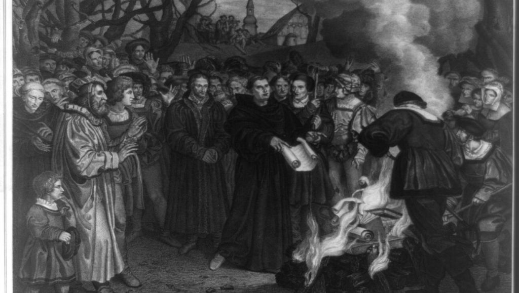 Ο Μαρτίνος Λούθηρος καίει την παπική βούλα. Photo Credits: Wikimedia Commons