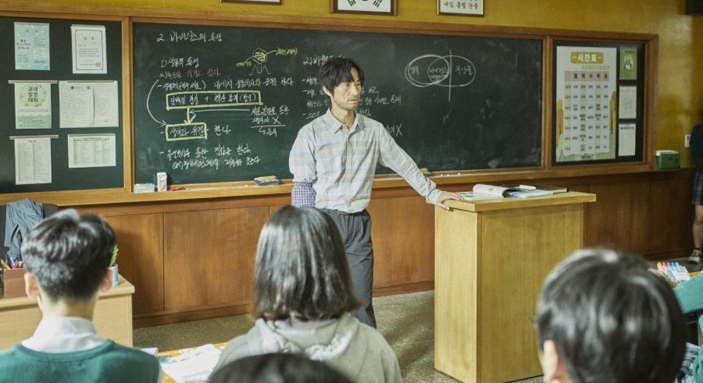 Ο Kim Byung-Chul ως ο μυστηριώδης καθηγητής του γυμνασίου, Lee Byung-Chan. Photo Credits: Netflix