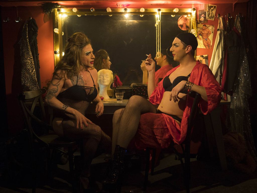 Τα Κόκκινα Φανάρια του Βασίλη Μπισμπίκη στο Cartel Τεχνοχώρος – Νέες Φωτογραφίες - Monopoli.gr