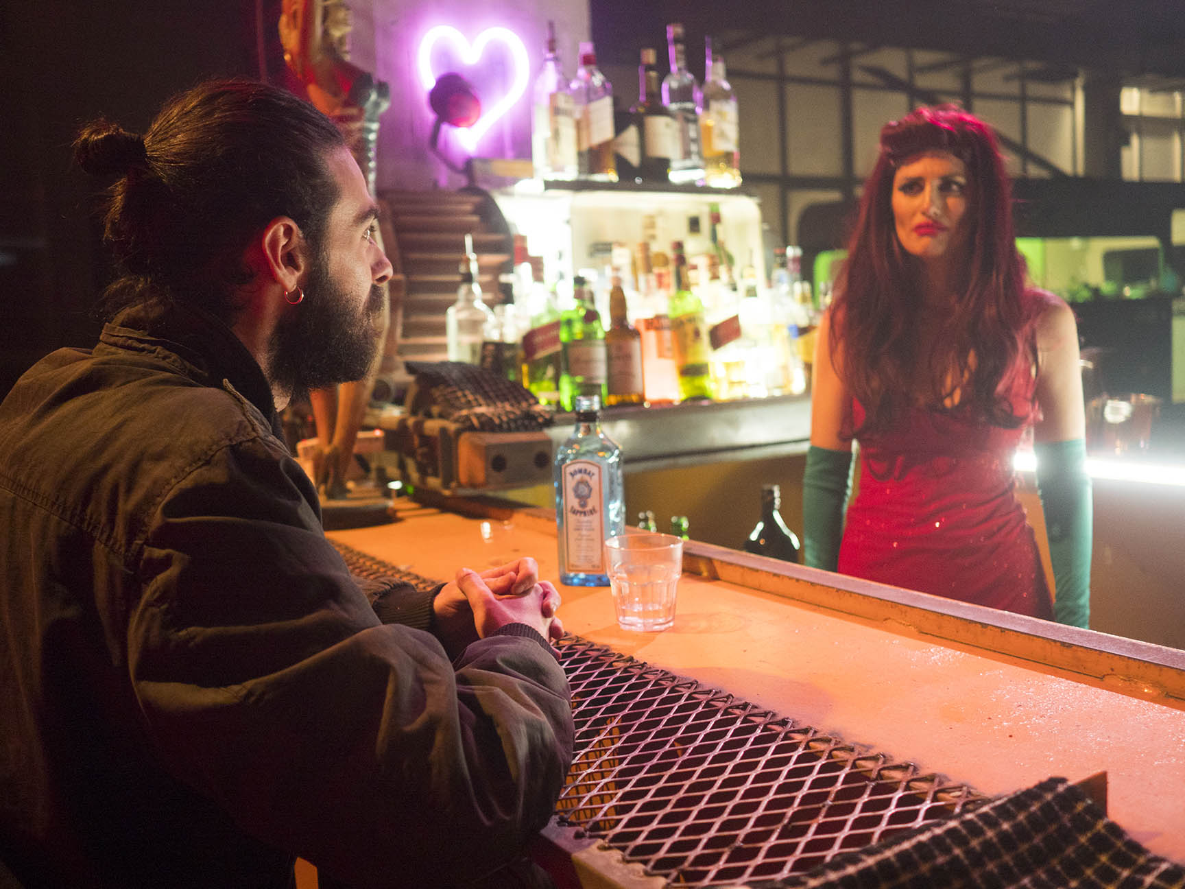 Τα Κόκκινα Φανάρια του Βασίλη Μπισμπίκη στο Cartel Τεχνοχώρος – Νέες Φωτογραφίες - Monopoli.gr