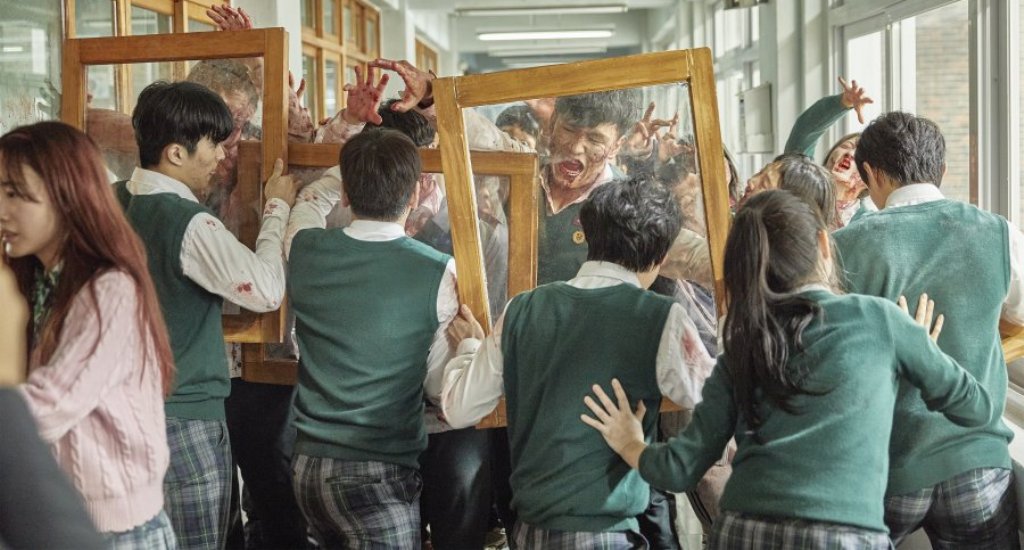 Στο νέο θρίλερ του Netflix, "All of us Are Dead", οι μαθητές ενός γυμνασίου παλεύουν να γλιτώσουν από τα ζόμπι-συμμαθητές τους. Photo Credits: Netflix
