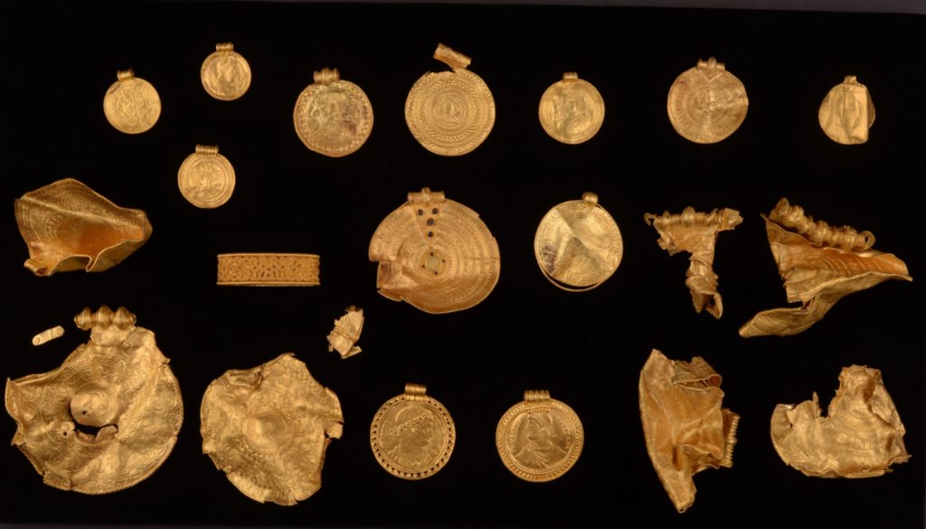Ένας ερασιτέχνης ανακάλυψε έναν χρυσό θησαυρό από την Εποχή του Σιδήρου της Δανίας μόνο με την βοήθεια ενός ανιχνευτή μετάλλων. Photo Credits: Conservation Center Vejle.