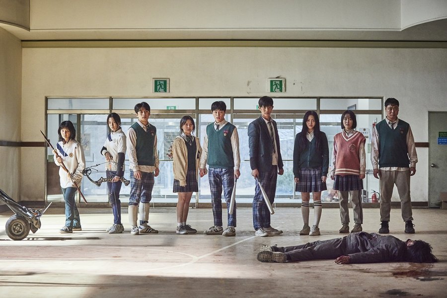 Στο νέο θρίλερ του Netflix, "All of us Are Dead", οι μαθητές ενός γυμνασίου παλεύουν να γλιτώσουν από τα ζόμπι-συμμαθητές τους. Photo Credits: Netflix