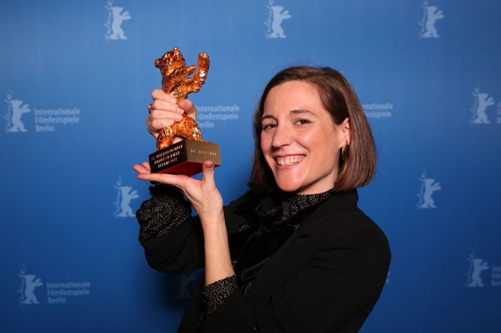 Η Carla Simon κέρδισε την Χρυσή Άρκτο για την ταινία "Alcarras". Creator: RONNY HARTMANN | Credit: AFP