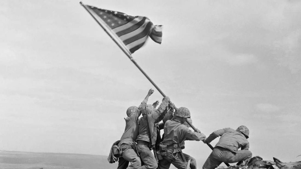 Πριν 77 χρόνια η σημαία των ΗΠΑ υψώνεται στην Ίβο Τζίμα – Η πραγματική ιστορία πίσω από μια στημένη φωτογραφία - Monopoli.gr