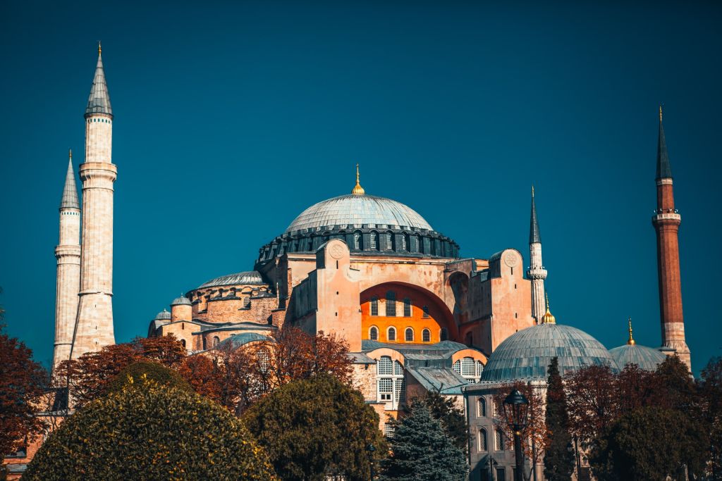 Αγία Σοφία. Photo by Raimond Klavins on Unsplash