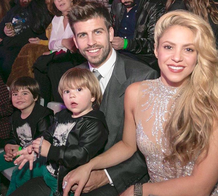 Η Σακίρα μαζί με τον Πικέ και τα δύο τους παιδιά. Photo Credits: Shakira/Instagram