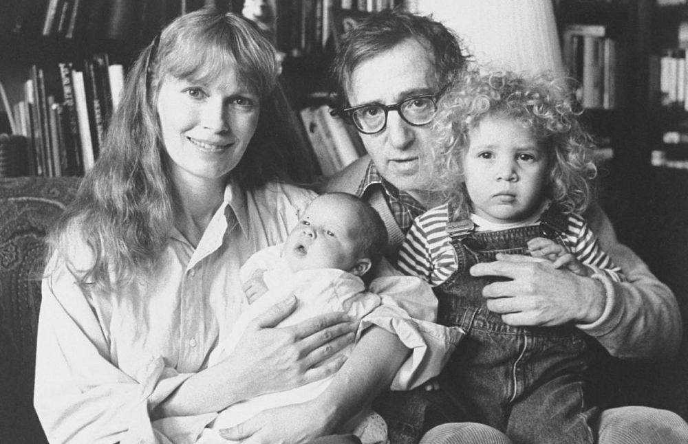 Η Μία Φάροου με τον Γούντι Αλεν, τον βιολογικό τους γιο Ρόναν και την θετή τους κόρη Ντίλαν, το 1988.