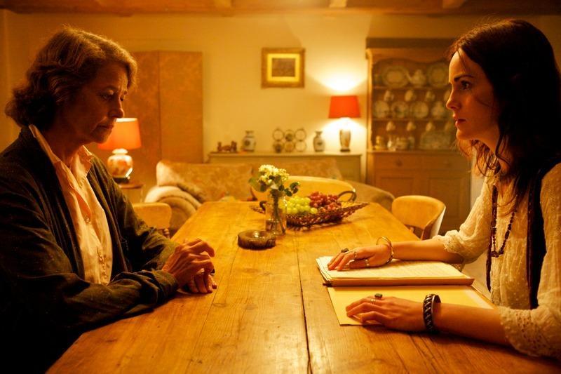 Η Σάρλοτ Ράμπλινγκ ως η γηραιότερη εκδοχή της Σάλι και η Μισέλ Ντόκερι στον ρόλο της Ρουθ. Photo Credits: BBC