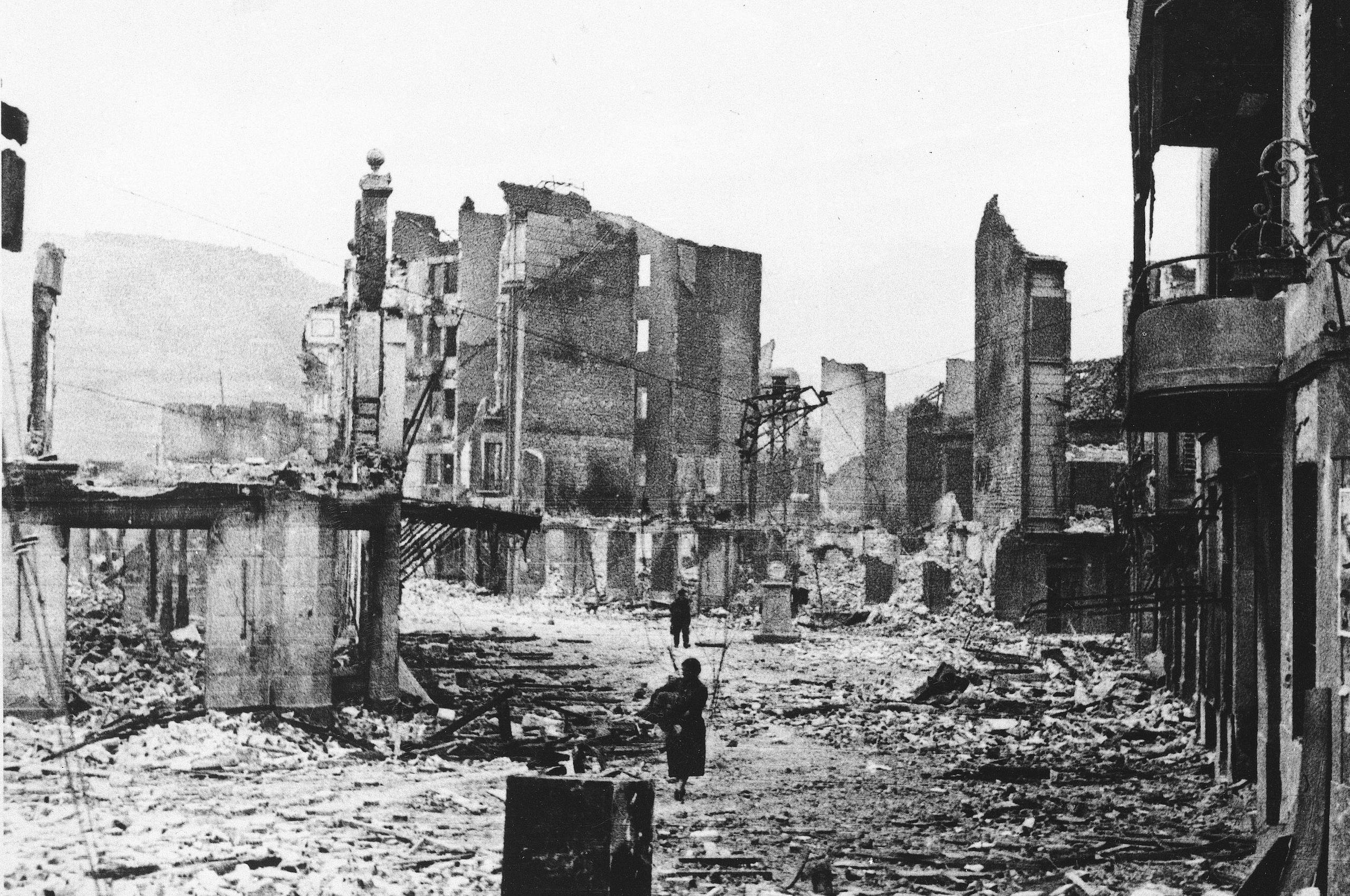 Η ισοπεδωμένη από τους βομβαρδισμούς ισπανική πόλη Γκουέρνικα.