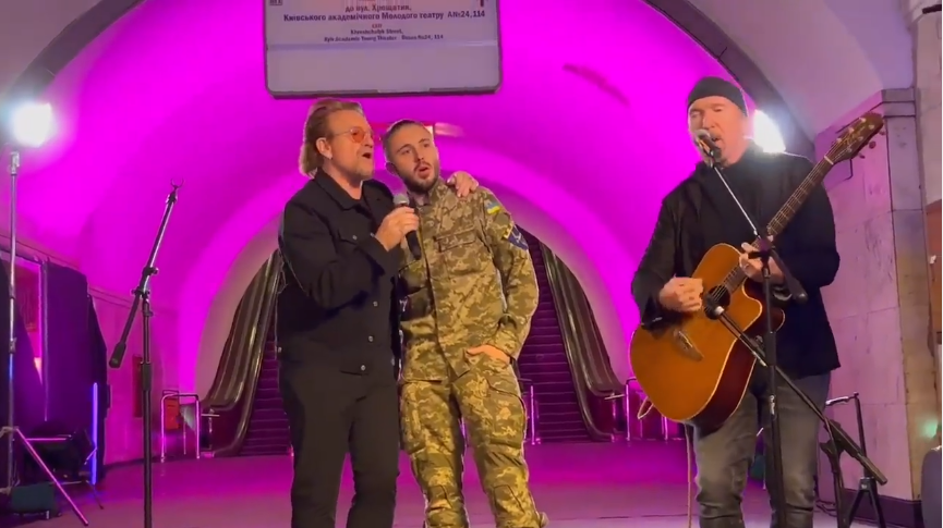 Ο Bono τραγουδά με έναν στρατιώτη, πηγή φωτογραφίας: Instagram/@