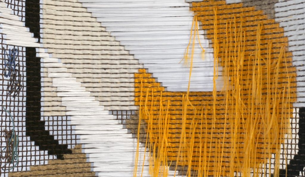 Λεπτομέρεια: Ζόε Πολ Κρόνος, 2019, Πλεκτό σε σχάρα, 93 x 80 x 26 cm