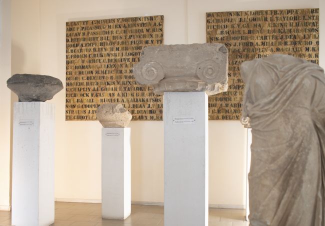 Επιγραφόμενα: Έκθεση του Πάνου Χαραλάμπους στο Αρχαιολογικό Μουσείο του Πόρου