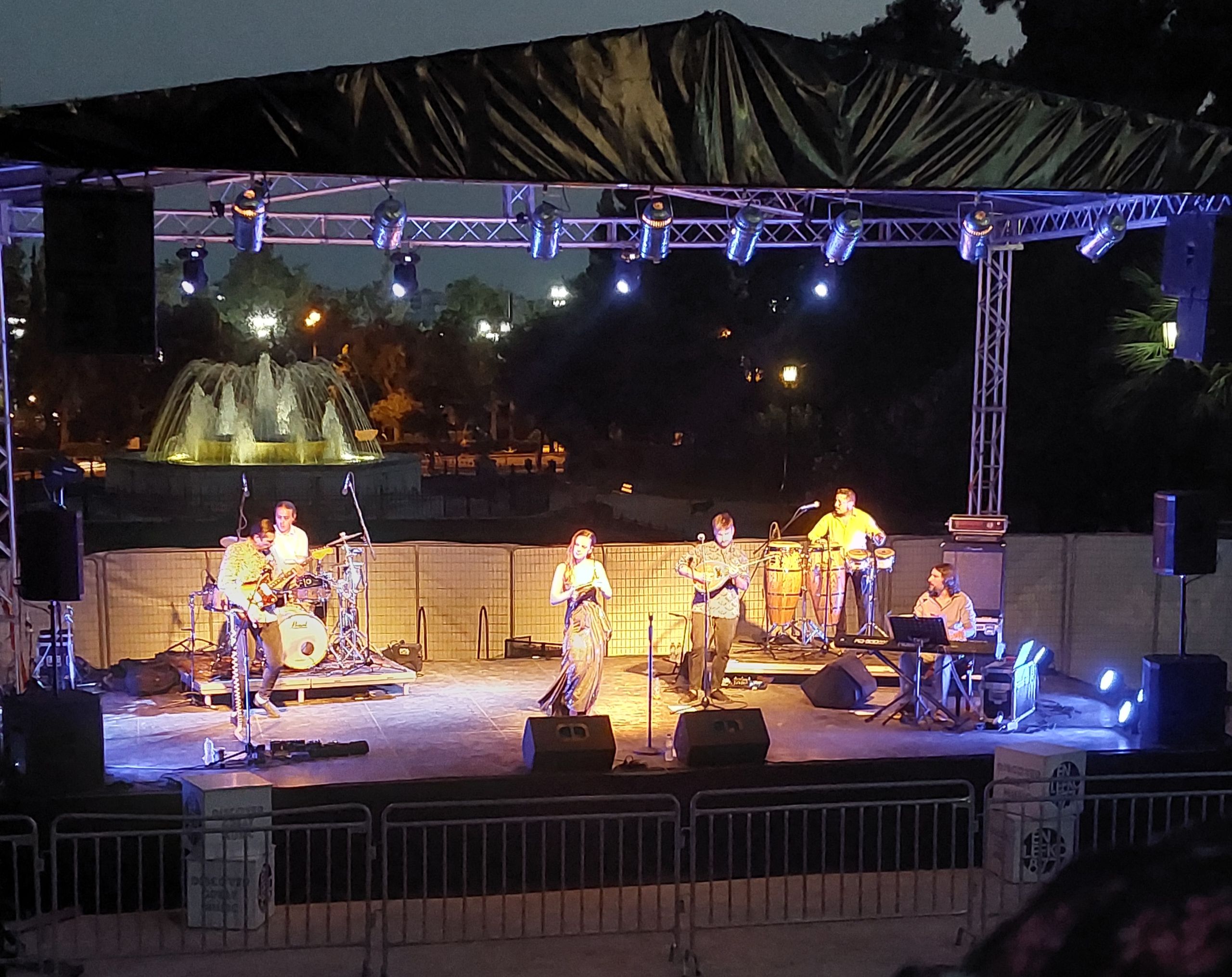 Η Ρένα Μόρφη βρέθηκε στο κεντρικό Entertainment Stage του Taste of Athens για μία ξεχωριστή live εμφάνιση