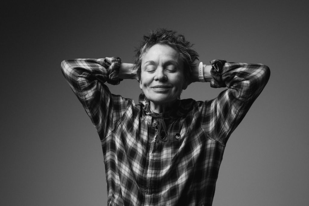 Laurie Anderson: Η πρωτοπόρος της ηλεκτρονικής μουσικής σε μια συζήτηση στη Στέγη με τον Πωλ Χολντενγκρέιμπερ