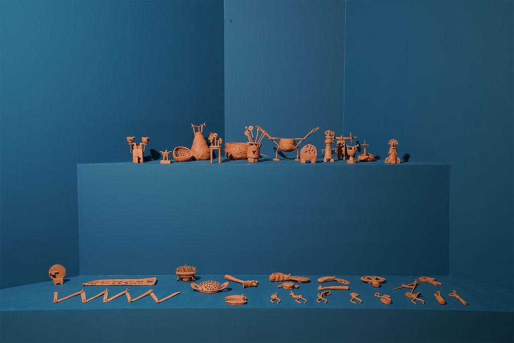 Ναταλία Μαντά, Memorial Tools, 2019 (installation view), 41 γλυπτά, πηλός, μεταβλητές διαστάσεις. Ευγενική παραχώρηση της καλλιτέχνιδας.