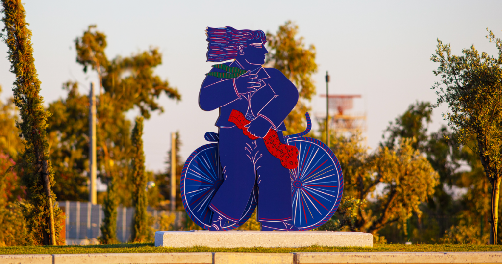 Ποδηλάτης: Ένα γλυπτό εμπνευσμένο από τον Αλέκο Φασιανό «στολίζει» το The Ellinikon Experience Park