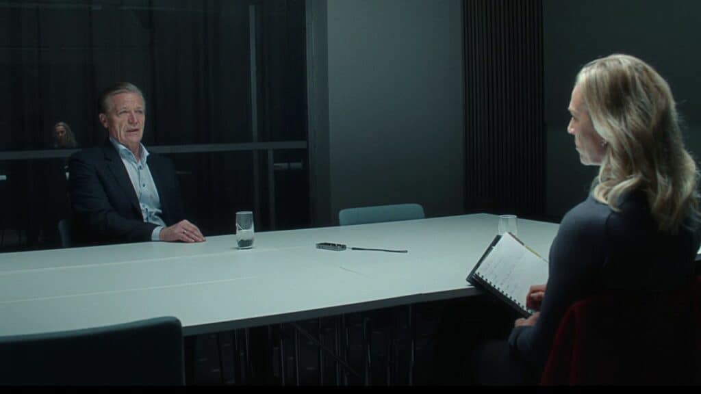 Ο Τεργέ Στρόμνταλ ως Τομ Χάγκεν και η Ίνγκβιλ Στεν Γκρούτμολ στον ρόλο της ντετέκτιβ Γιόρουν Λάκε. Photo Credits: Netflix