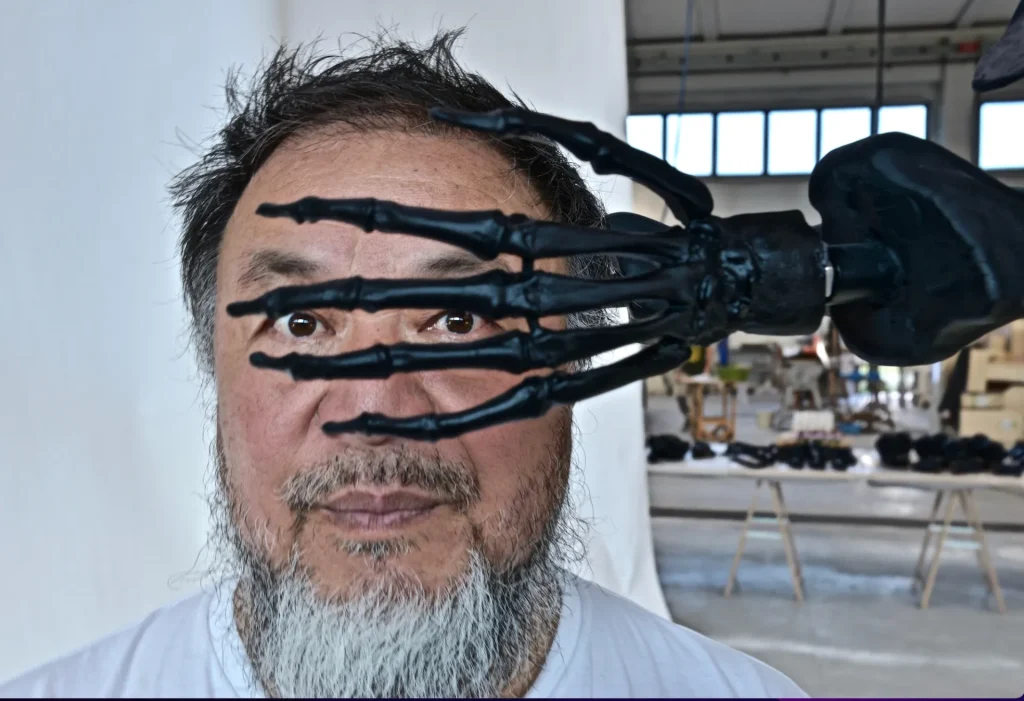 Ai Weiwei: Ο διάσημος καλλιτέχνης κατασκεύασε ένα πελώριο γυάλινο γλυπτό στη μνήμη των θυμάτων του covid