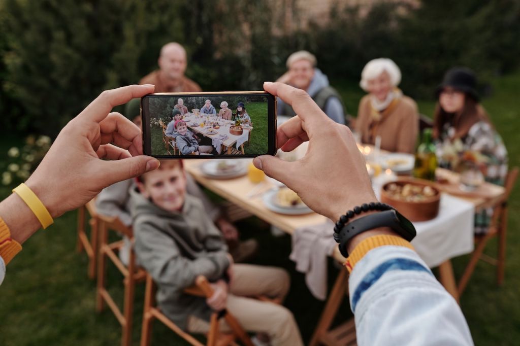 Η Αγάπη ενώνει τις Γενιές: Ανοιχτή πρόσκληση συμμετοχής σε έκθεση διαγενειακής φωτογραφίας στην Τεχνόπολη