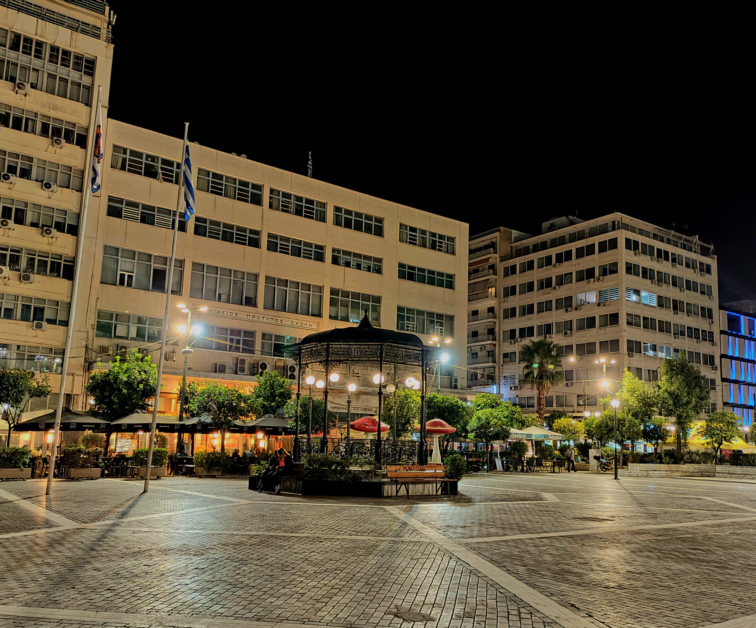 Η πλατεία Κοραή είναι μία από τις πιο πολυσύχναστες πλατείες του Πειραιά