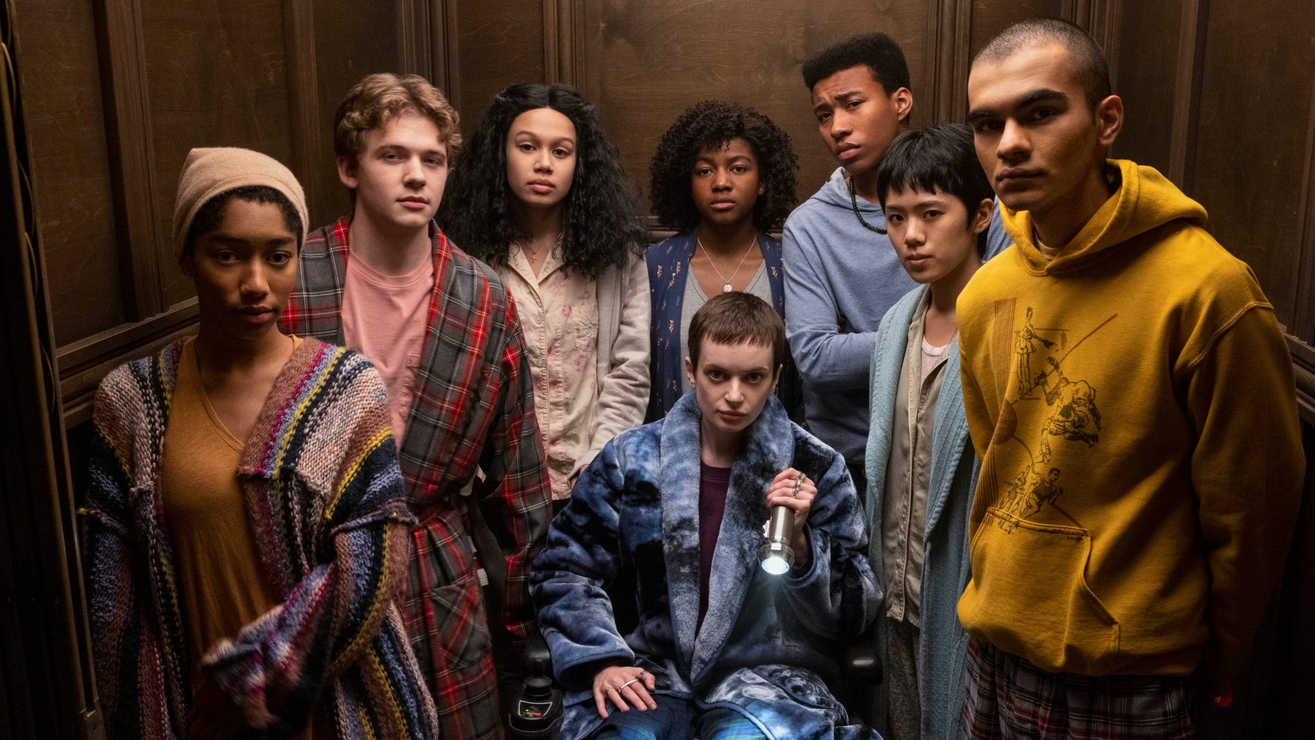 Η παρέα που θα μας απασχολήσει στα 10 επεισόδια της νέα σειράς του Netflix, "Λέσχη του Μεσονυχτίου" αποτελείται από 8 επίδοξους νέους ηθοποιούς. 