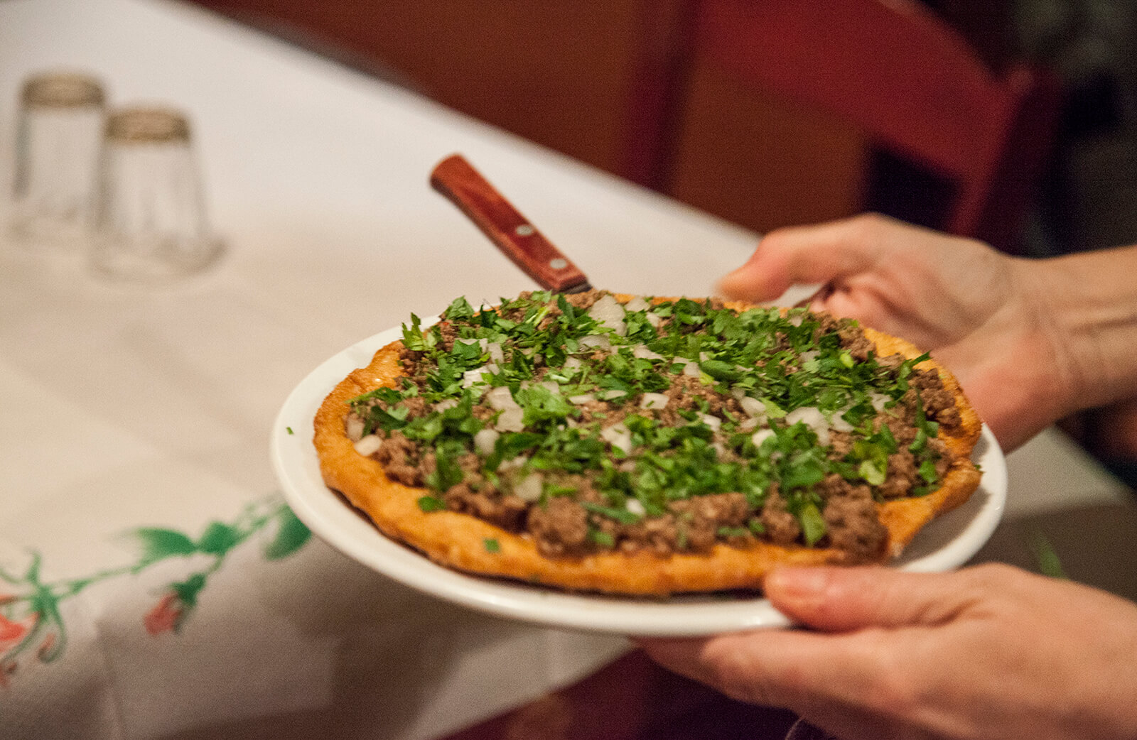 Lovely lahmacun at Inomagirio Alexandras. Photo: Eleni Veziri