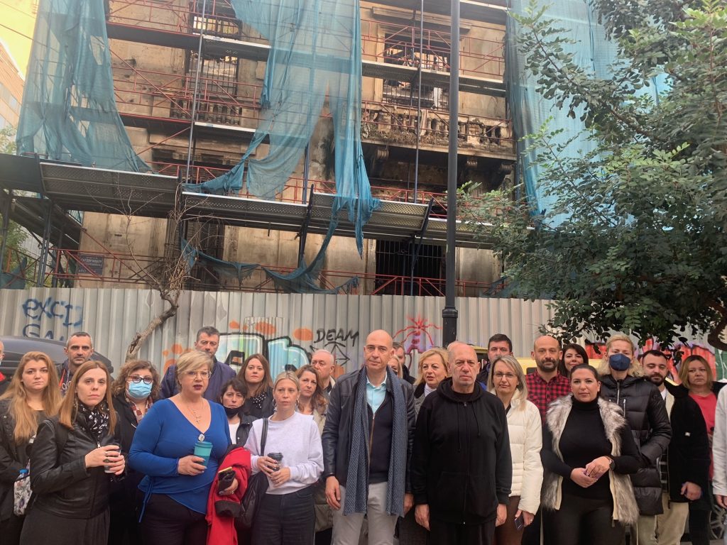Μπροστά από τα ακατοίκητα κτίρια της Σατωβριάνδου οι εργαζόμενοι του Εθνικού Θεάτρου ζητούν λύση στα προβλήματα της περιοχής