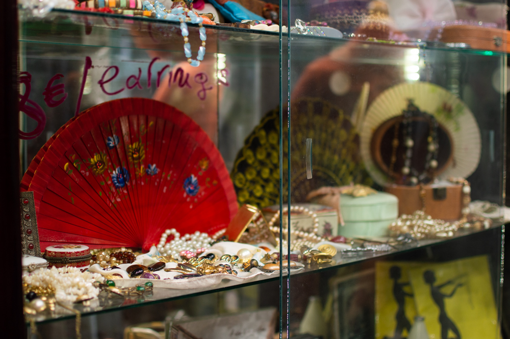 Σε αυτό το thrift shop θα βρείτε πανέμορφα αξεσουάρ που συμπληρώνουν κάθε σύνολο, Φωτογραφία: Μαρίζα Συρίγου