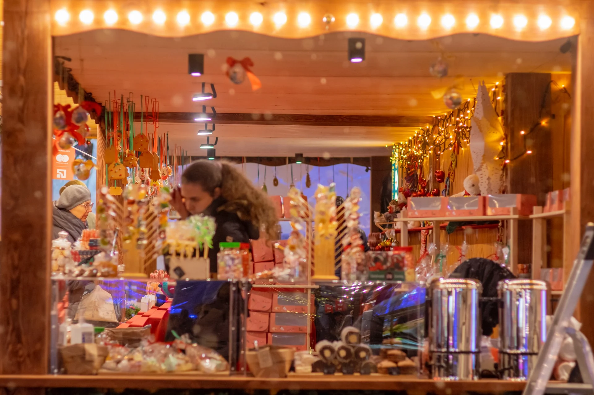 Χριστουγεννιάτικο bazaar, Photo by Elena Mozhvilo on Unsplash